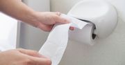 Taki papier toaletowy w hotelu nie nadaje się do użytku