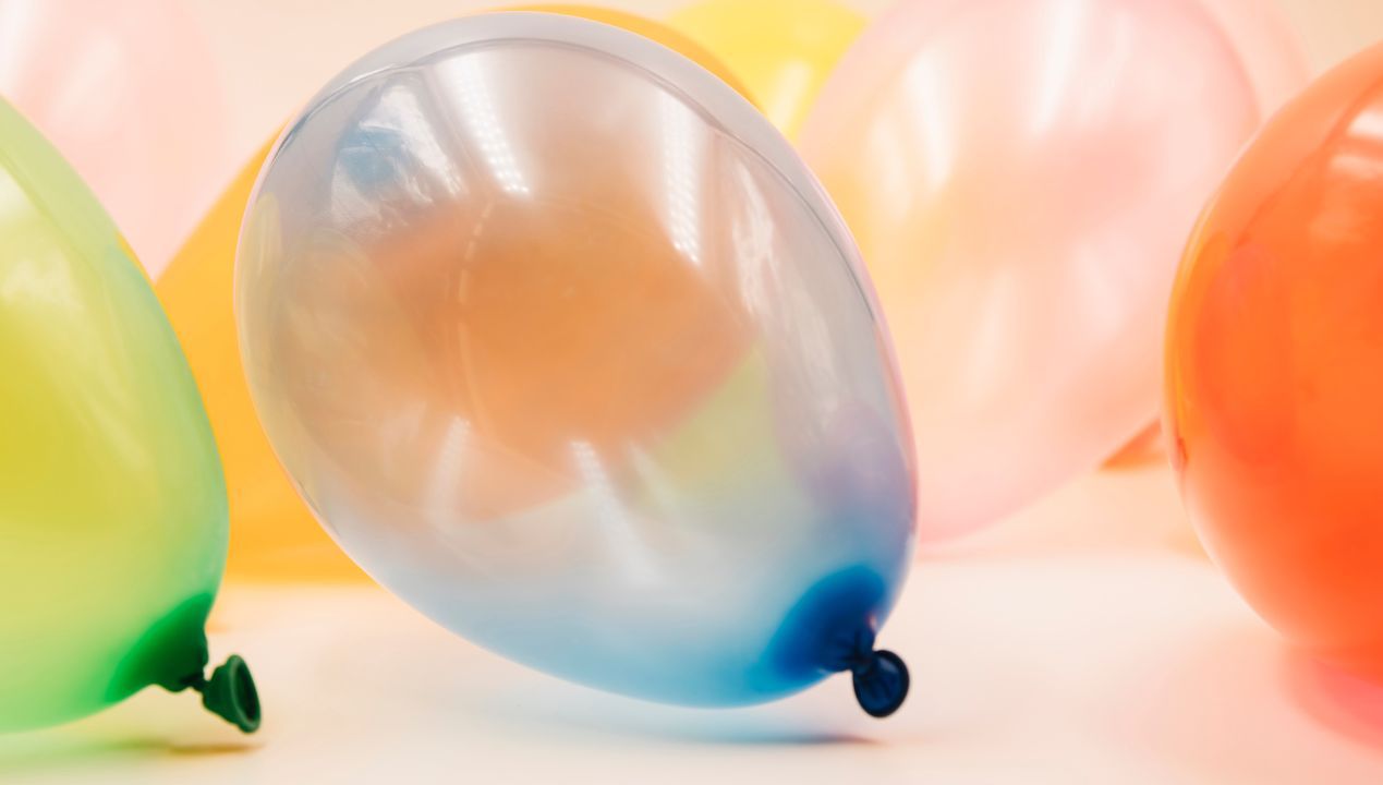 Trik na nadmuchanie balonów bez użycia helu. Ucieszy najmłodszych