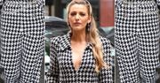 LOOK OF THE DAY: Blake Lively w kombinezonie w pepitkę gra w kości