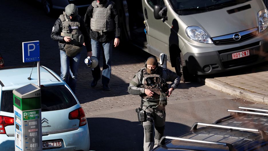 Nad terenem lata helikopter