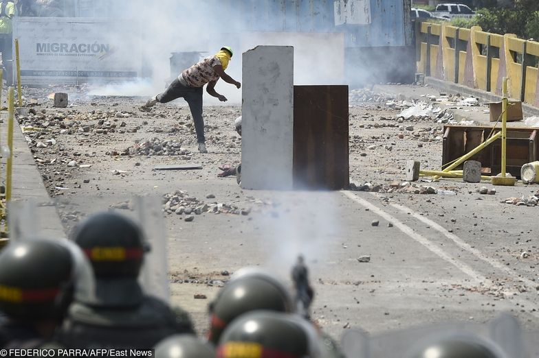  Wydarzenia w Wenezueli usilnie spychają kraj ku wojnie domowej. 