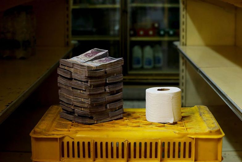 Rolka papieru toaletowego = 2 600 000 boliwarów (1,47 zł)