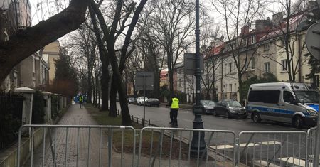 "Wojewoda wykorzystał sytuację". Nerwowo po blokadzie ulic wokół ambasady Izraela