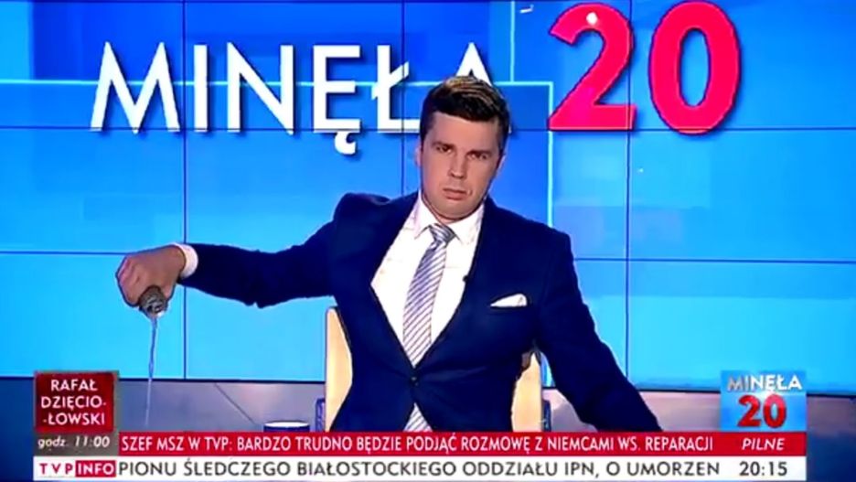 Michał Rachoń wylewa napój w programie "Minęła 20"