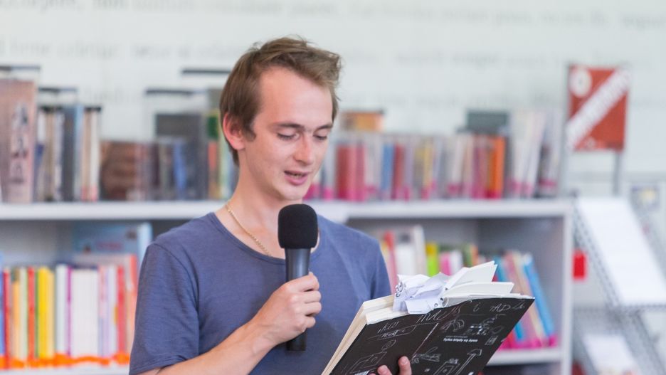 Jaś Kapela, poeta i publicysta, został skazany przez warszawski sąd za przeróbkę hymnu Polski