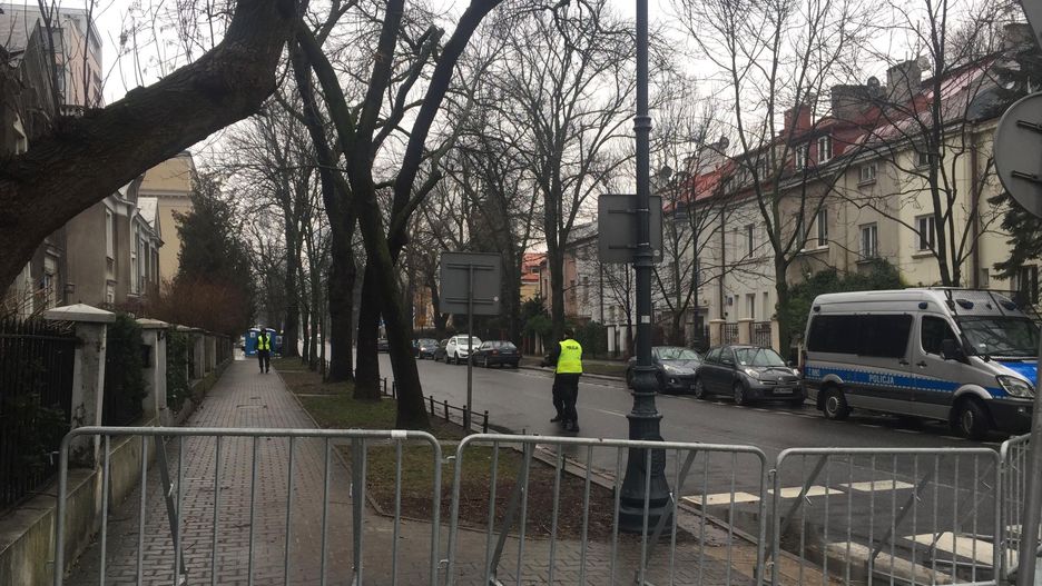 Policja przed ambasadą Izraela w Warszawie 