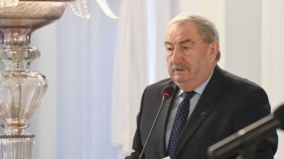 Poseł PiS Andrzej Melak chce wymienienia tablic na pomnikach upamiętniających ofiary II wojny światowej.