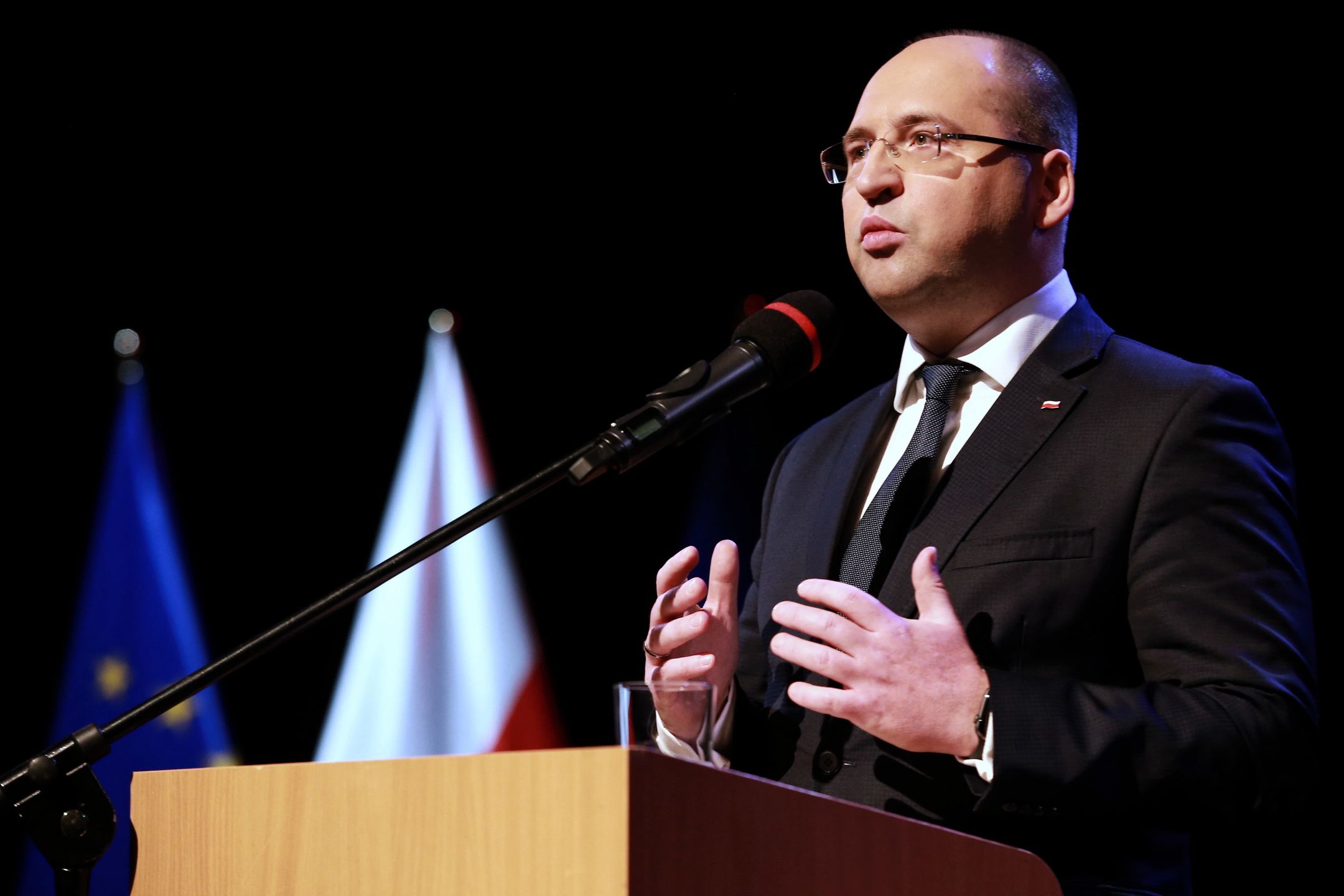 Wicemarszałek Senatu Adam Bielan przekonuje, że rząd PiS nie rozpętuje "wojny religijnej"