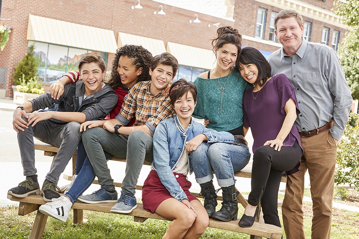 Stoney Westmoreland (po prawej) z obsadą "Andi Mack"