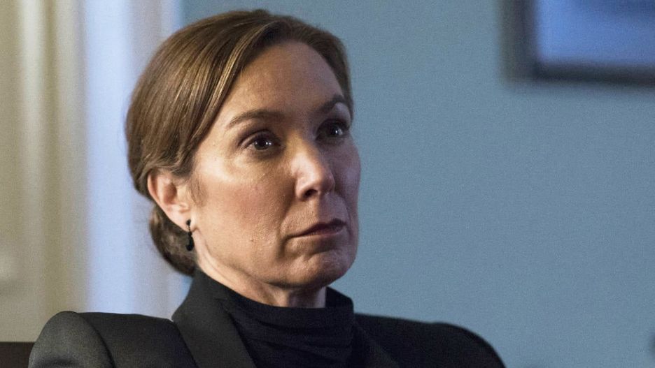 "Turcja, Polska, Węgry, Nikaragua, Filipiny. Demokracja umiera" - mówi serialowa bohaterka.