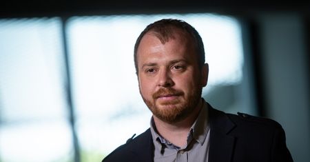 Wojciech Chmielarz przeczyta fragmenty najnowszej powieści na żywo. Transmisja w WP