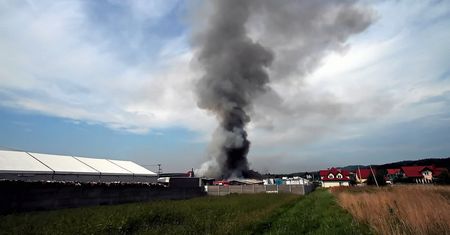 Kielce. Pożar w hali produkcyjnej znicze