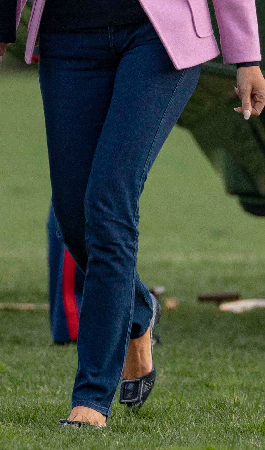 Melania Trump w stylowej marynarce wysiada z samolotu