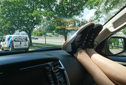 Pasażer jedzie z nogami na desce rozdzielczej? Zobacz, czym to grozi