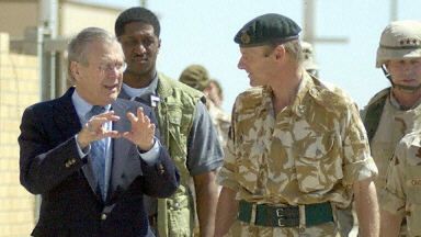 Donald Rumsfeld z generałem Robinem Brimmsem