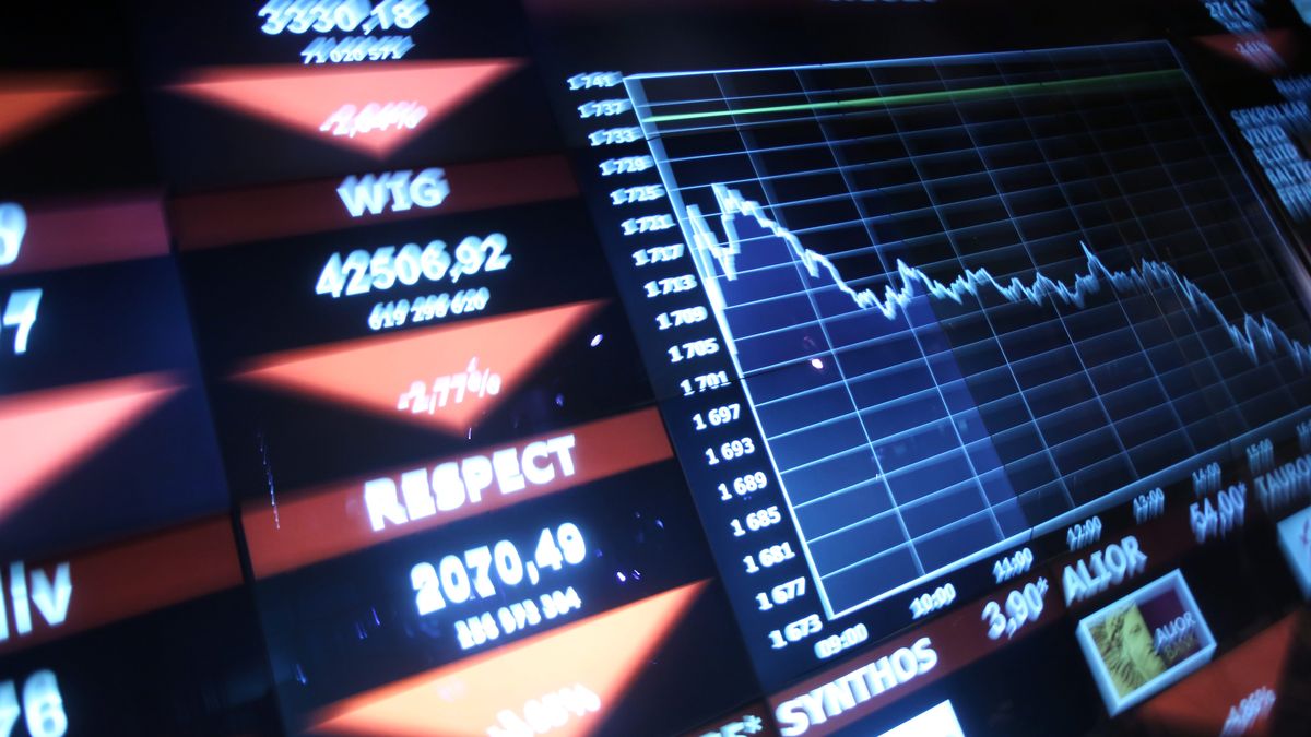 Inwestorzy w popłochu wyprzedają akcje polskich spółek.