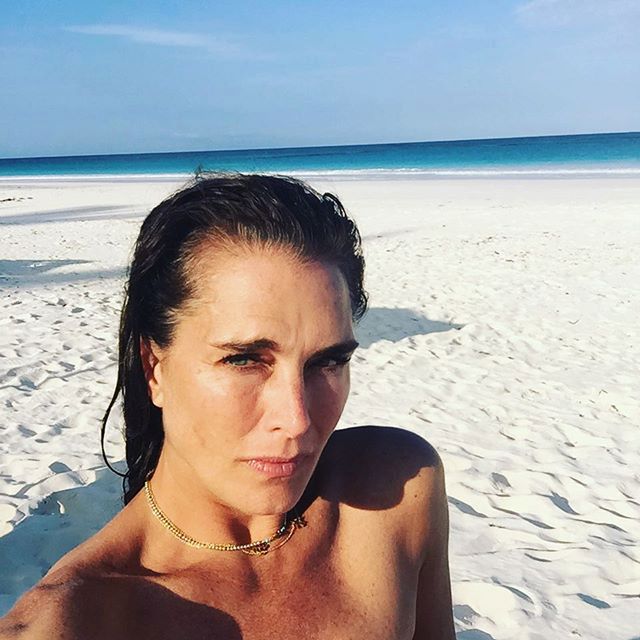 52-letnia Brooke Shields na plaży. Ma ciało jak marzenie