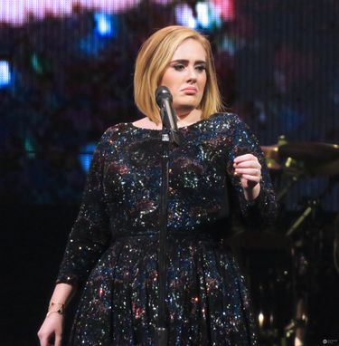 Adele na koncercie. A jak wygląda jako staruszka?