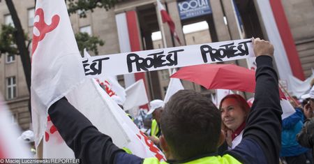 Rząd przyspieszył wypłatę trzynastek. "Premie" dla budżetówki pochłoną prawie 2,6 mld zł.