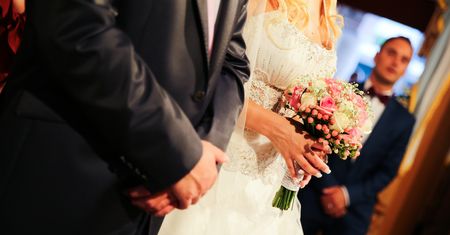 Jak się ubrać na wesele? Koleżanka panny młodej wybrała kontrowersyjny strój