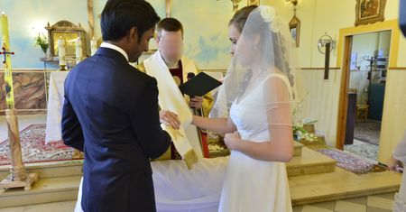 "Ślubuję ci miłość, wierność i uczciwość małżeńską". Tylko w jakim języku?
