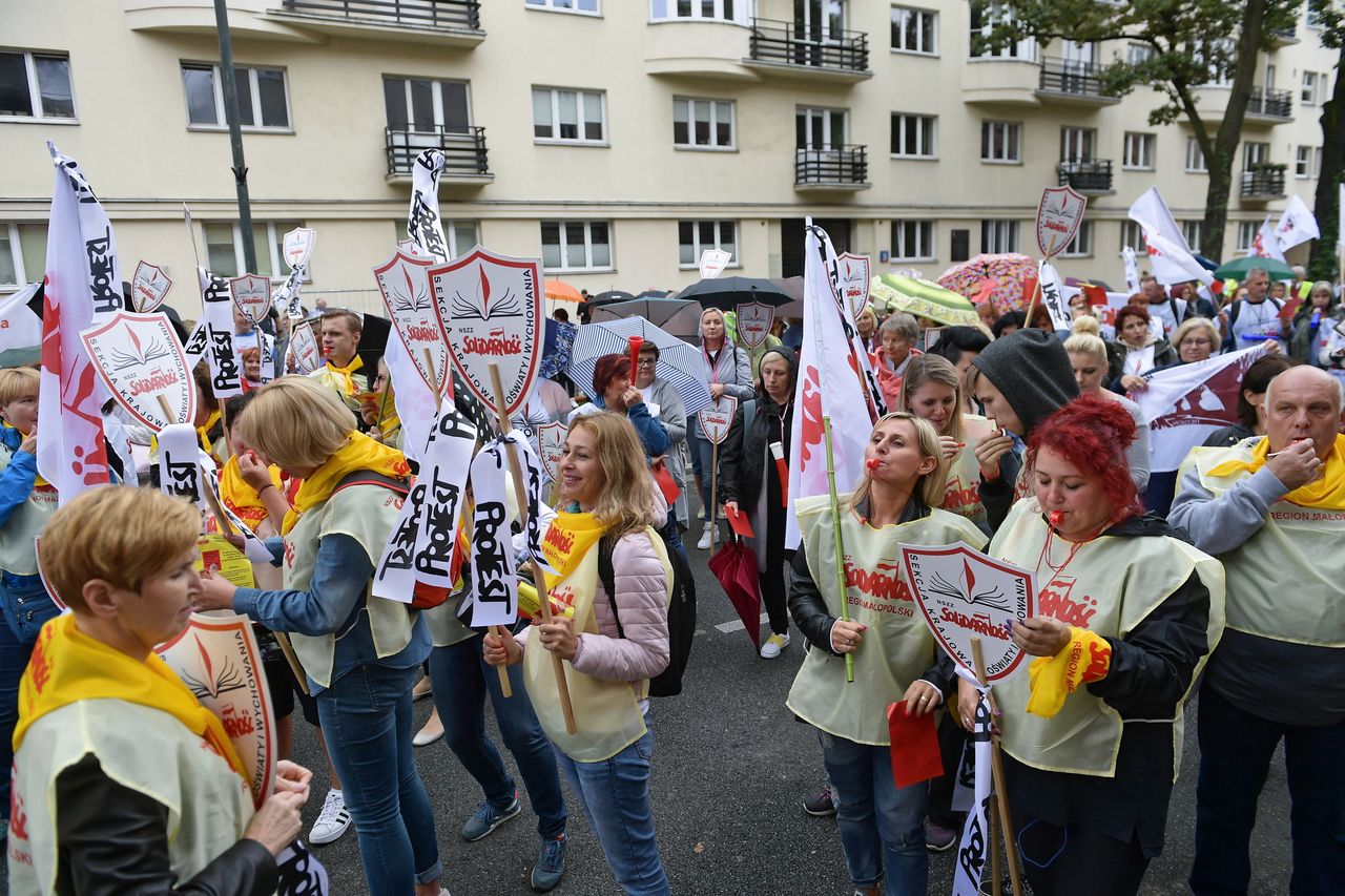 Nauczyciele protestowali przed ministerstwem. Pokazali Annie Zalewskiej czerwoną kartkę