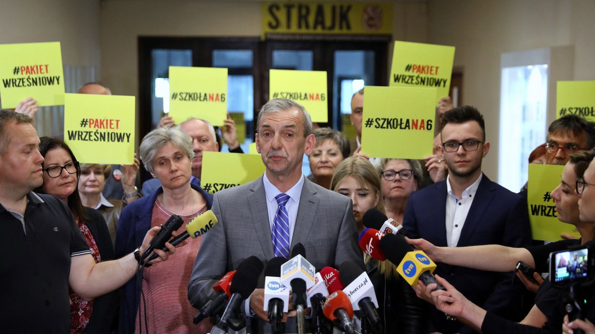 Warszawa, 25.04.2019. Prezes ZNP Sławomir Broniarz podczas konferencji prasowej w siedzibie Związku Nauczycielstwa Polskiego.
