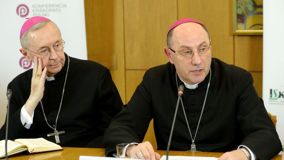 Arcybiskupi Stanisław Gądecki i Wojciech Polak podczas konferencji, na której podane zostały statystyki dotyczące wykorzystywania dzieci przez polskich księży