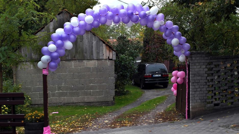 Kolorowe balony są wyraźnym znakiem dla złodzieja
