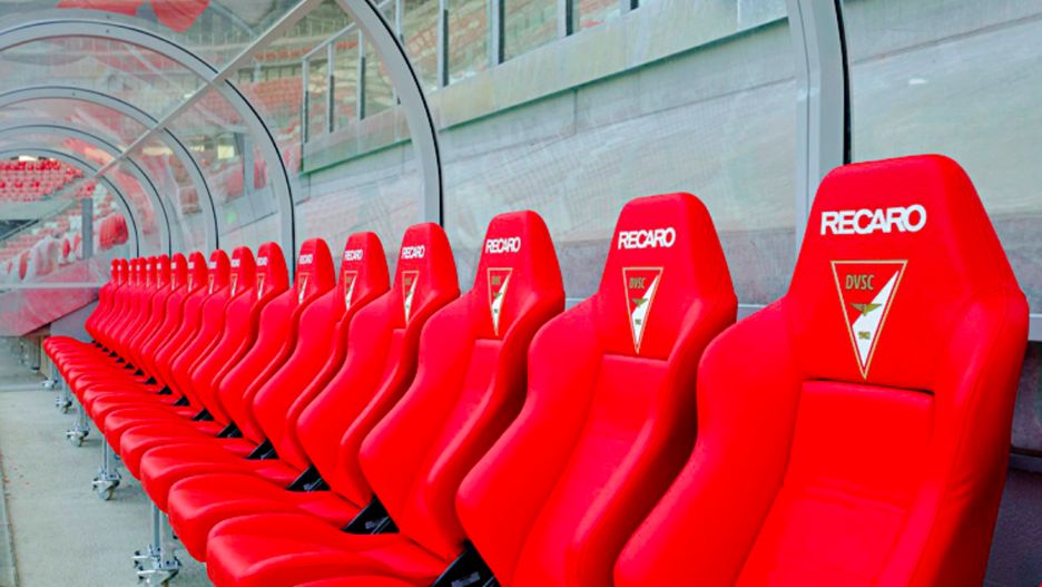 Wygląd ławek na meczach piłkarskich może zaskakiwać.