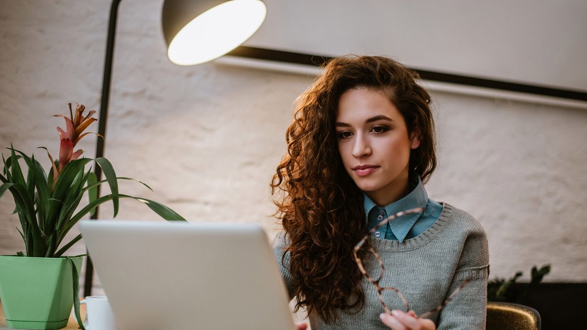 Na to, jak zostać freelancerem, nie ma jednego przepisu, ale swoich sił może spróbować każdy, kto wykonuje pracę twórczą