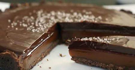 Tarta z solonym karmelem. Dosłownie nic nie pobije jej smaku