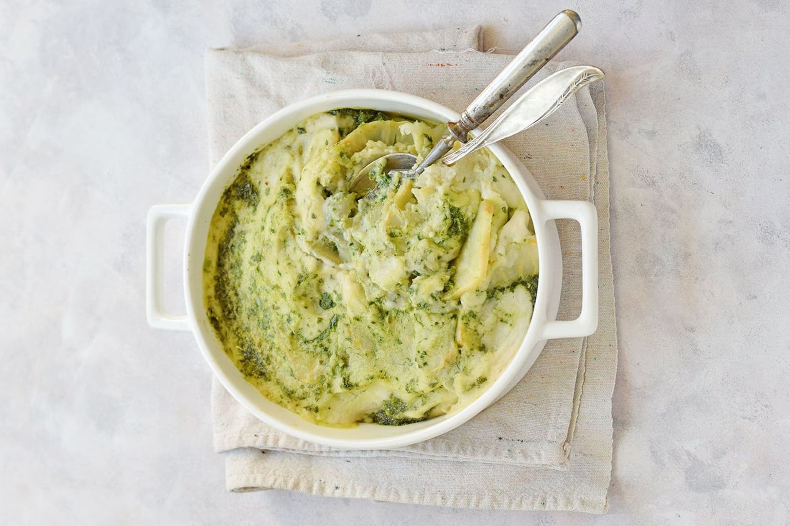 Seler zapiekany z pesto i sosem beszamelowym