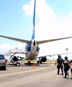 Kolizja samolotu z samochodem na lotnisku w Los Angeles