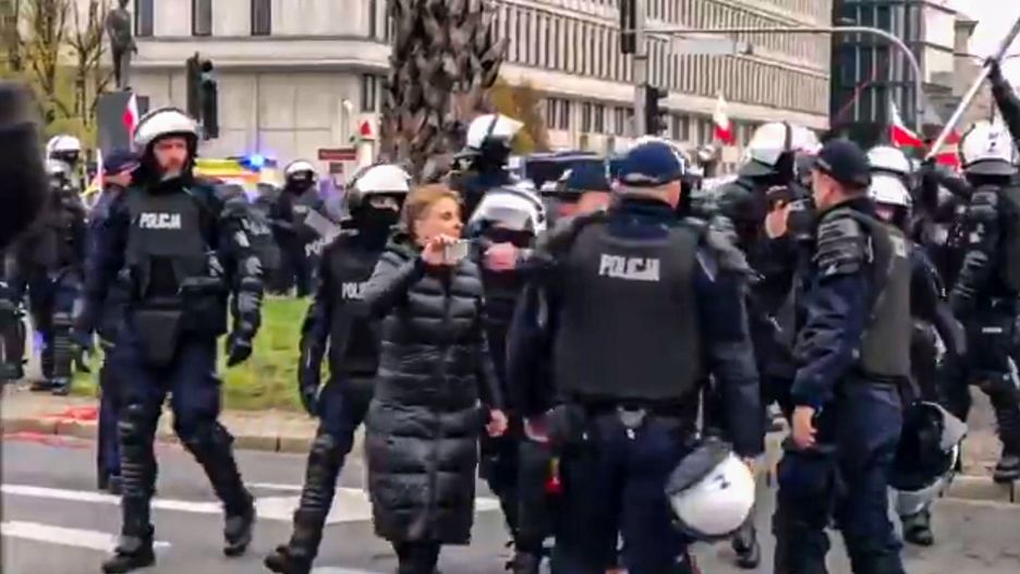 Warszawa. Obywatele RP rozwinęli wielki transparent z napisem "Konstytucja"