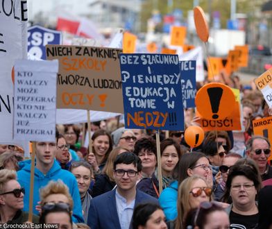 Strajk nauczycieli wciąż trwa. Ruszyły rozmowy okrągłego stołu na Narodowym, a przed stadionem pikieta