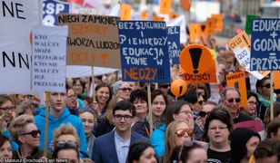 Strajk nauczycieli wciąż trwa. Ruszyły rozmowy okrągłego stołu na Narodowym, a przed stadionem pikieta