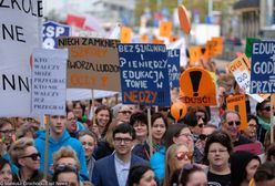 Strajk nauczycieli wciąż trwa. Ruszyły rozmowy okrągłego stołu na Narodowym, a przed stadionem pikieta