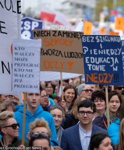 Strajk nauczycieli wciąż trwa. Ruszyły rozmowy okrągłego stołu na Narodowym, a przed stadionem pikieta