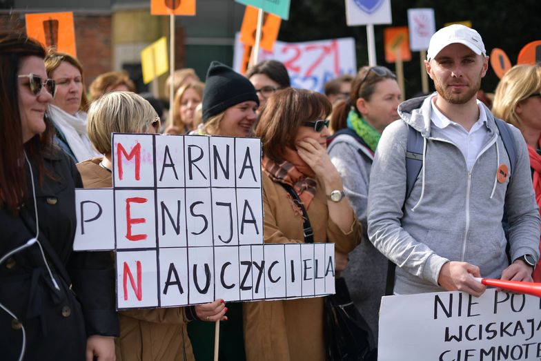 Rząd znalazł miliard na podwyżki dla nauczycieli i średnia GUS od razu poszła w górę