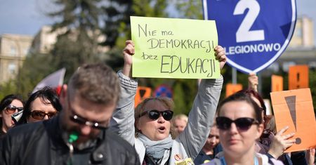 Nauczyciele dostaną pieniądze z funduszu strajkowego na wakacje. Jest ponad 7 tys. wniosków