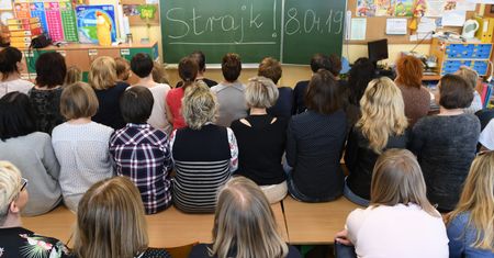 Strajk nauczycieli zawieszony. Jak będzie od poniedziałku? "18 godzin przy tablicy, poza tym nie robimy nic"