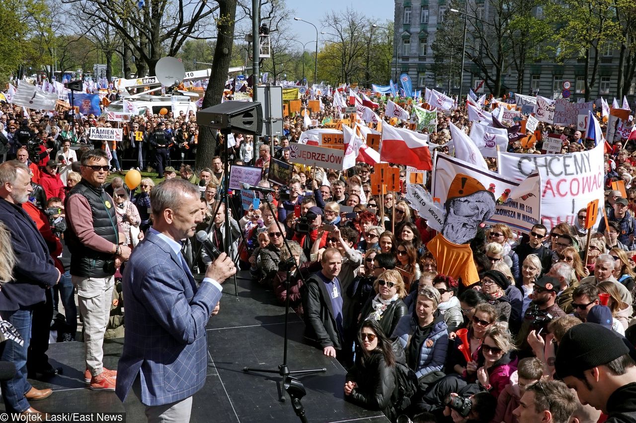 Strajk nauczycieli. Kolejna manifestacja i przemarsz ulicami Warszawy