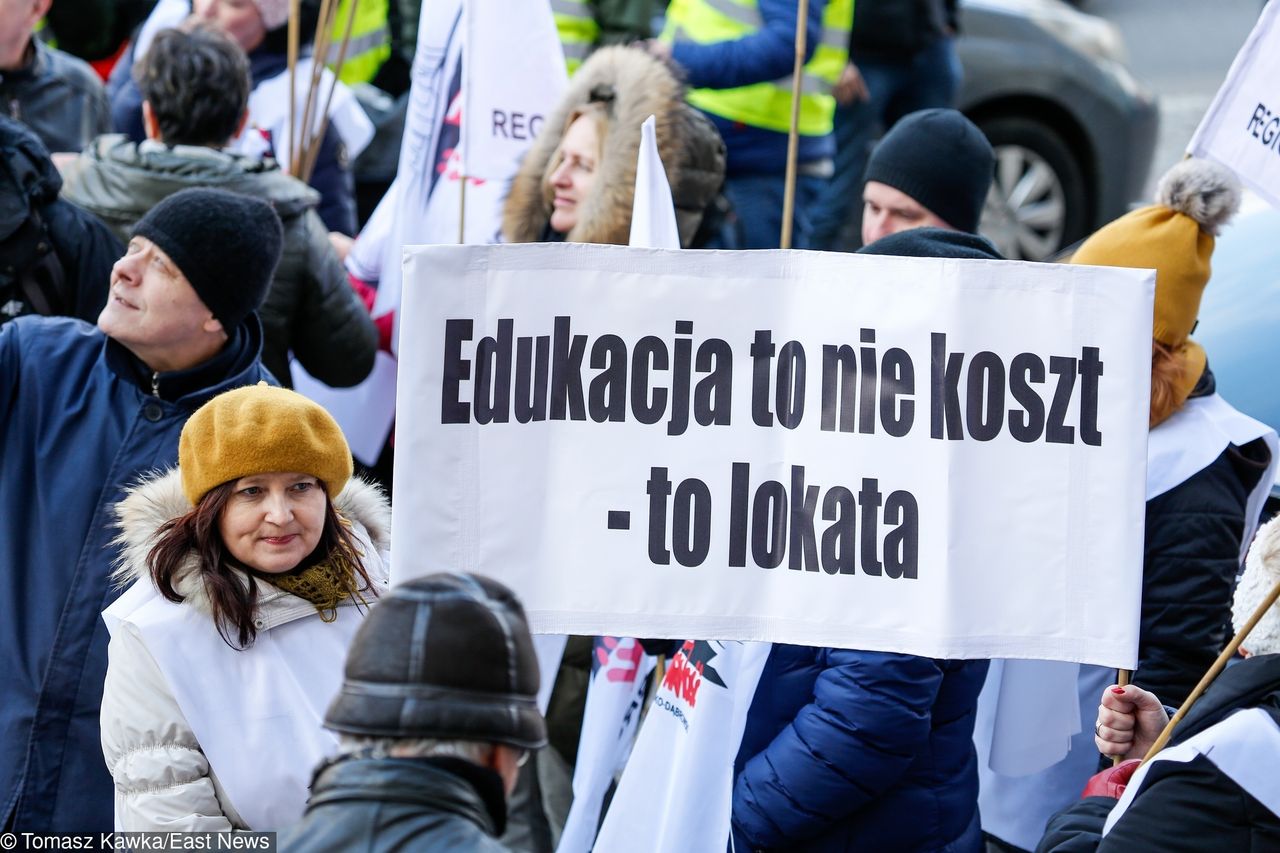 Dla nauczycieli rząd nie ma. Jednak grupa urzędników dostanie nawet 700 zł podwyżki 