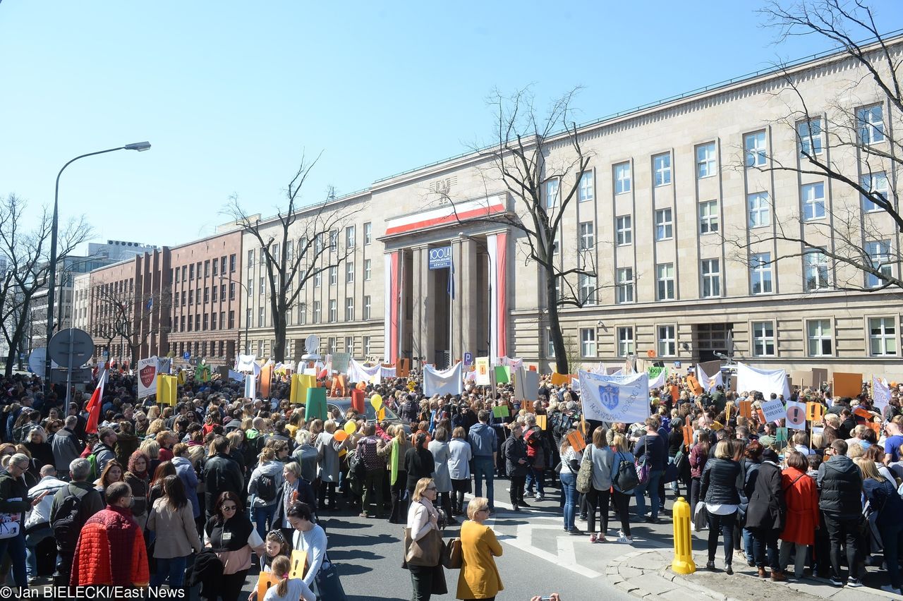 Strajk nauczycieli. Manifestacja przed Ministerstwem Edukacji Narodowej