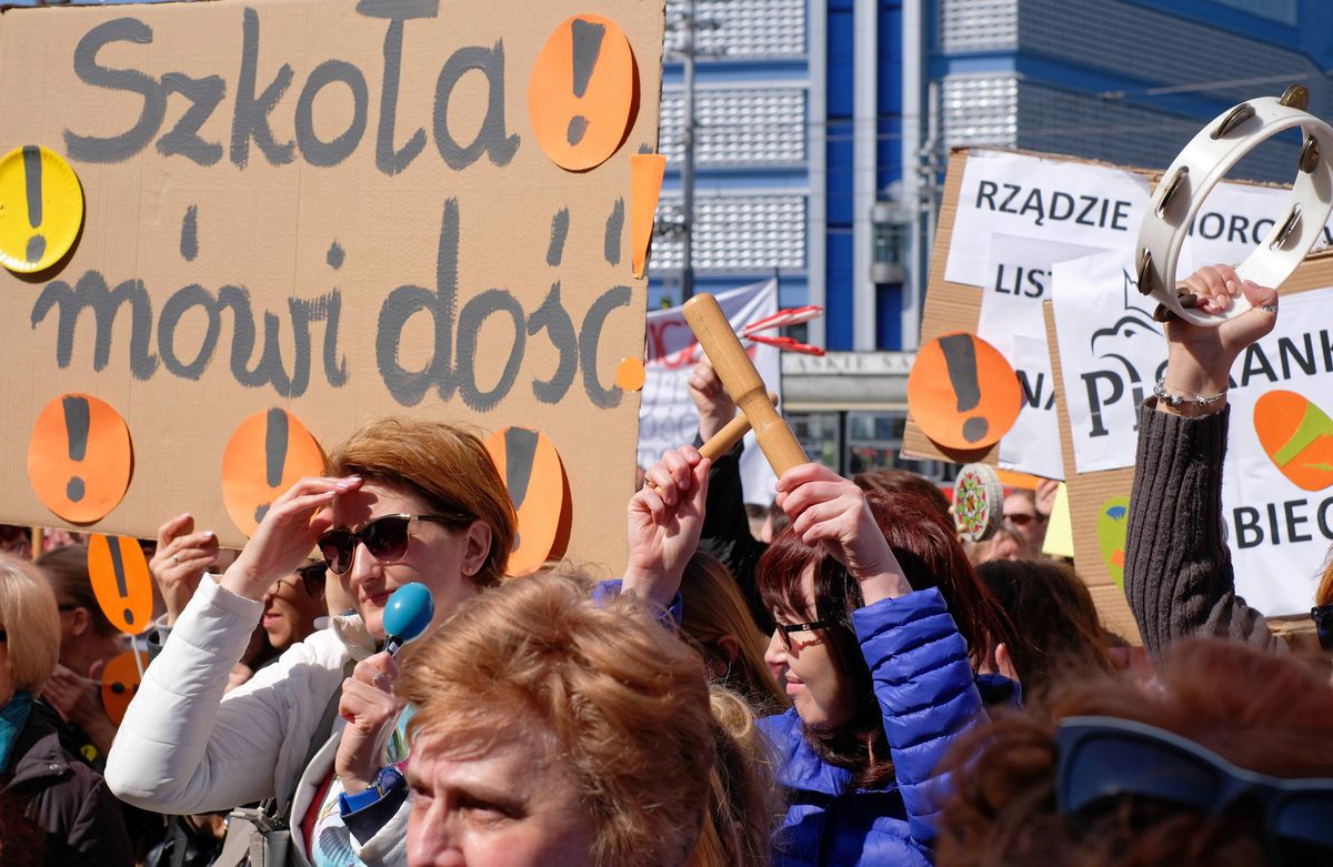 Nauczyciele wychodzą na ulice. Manifestować będą co miesiąc