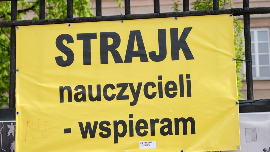 Rożnica pomiędzy Polakami wspierającymi strajk nauczycieli i jego przeciwnikami jest minimalna