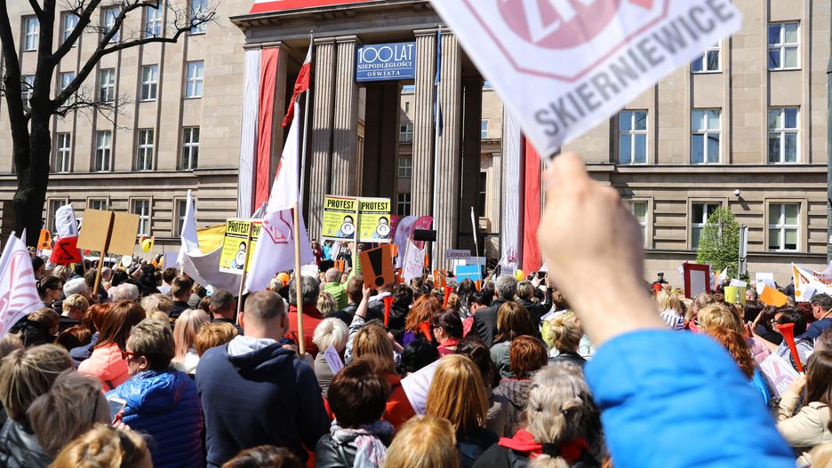 Protest nauczycieli przed MEN. Ministerstwo pozostaje głuche na ich postulaty