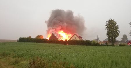 Pogoda szaleje. Piorun uderzył w gospodarstwo, w Kołobrzegu zalało ulice