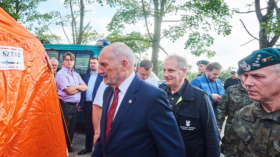 Antoni Macierewicz oraz Dariusz Drelich wizytują tereny objęte skutkami nawałnicy